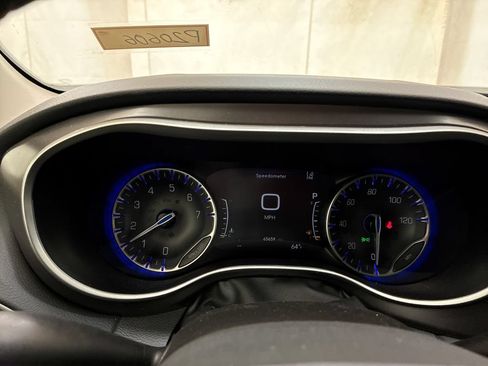 Used 2024 Chrysler Pacifica Touring-L FWD image 17