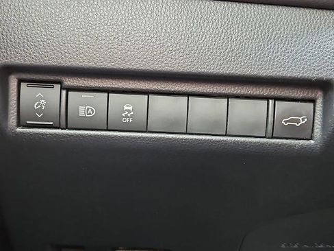 Used 2022 Toyota Venza LE image 17