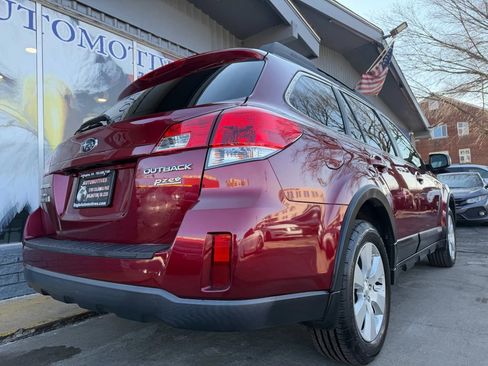 Used 2011 Subaru Outback 2.5i Limited image 3