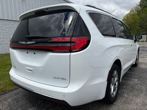 Used 2023 Chrysler Pacifica Limited FWD image 18