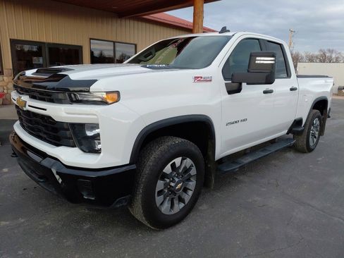 Used 2024 Chevrolet Silverado 2500 Custom w/ Custom Convenience Package AWD/4WD image 2