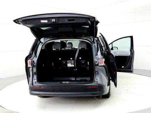 Used 2025 Toyota Sienna XLE w/ XLE Plus Package image 11