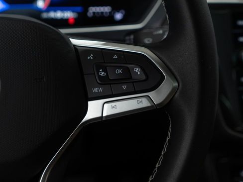 Used 2024 Volkswagen Tiguan SE w/ Panoramic Sunroof Package image 18