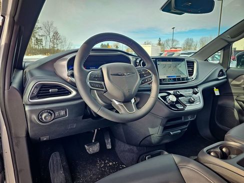 New 2026 Chrysler Pacifica Select image 13