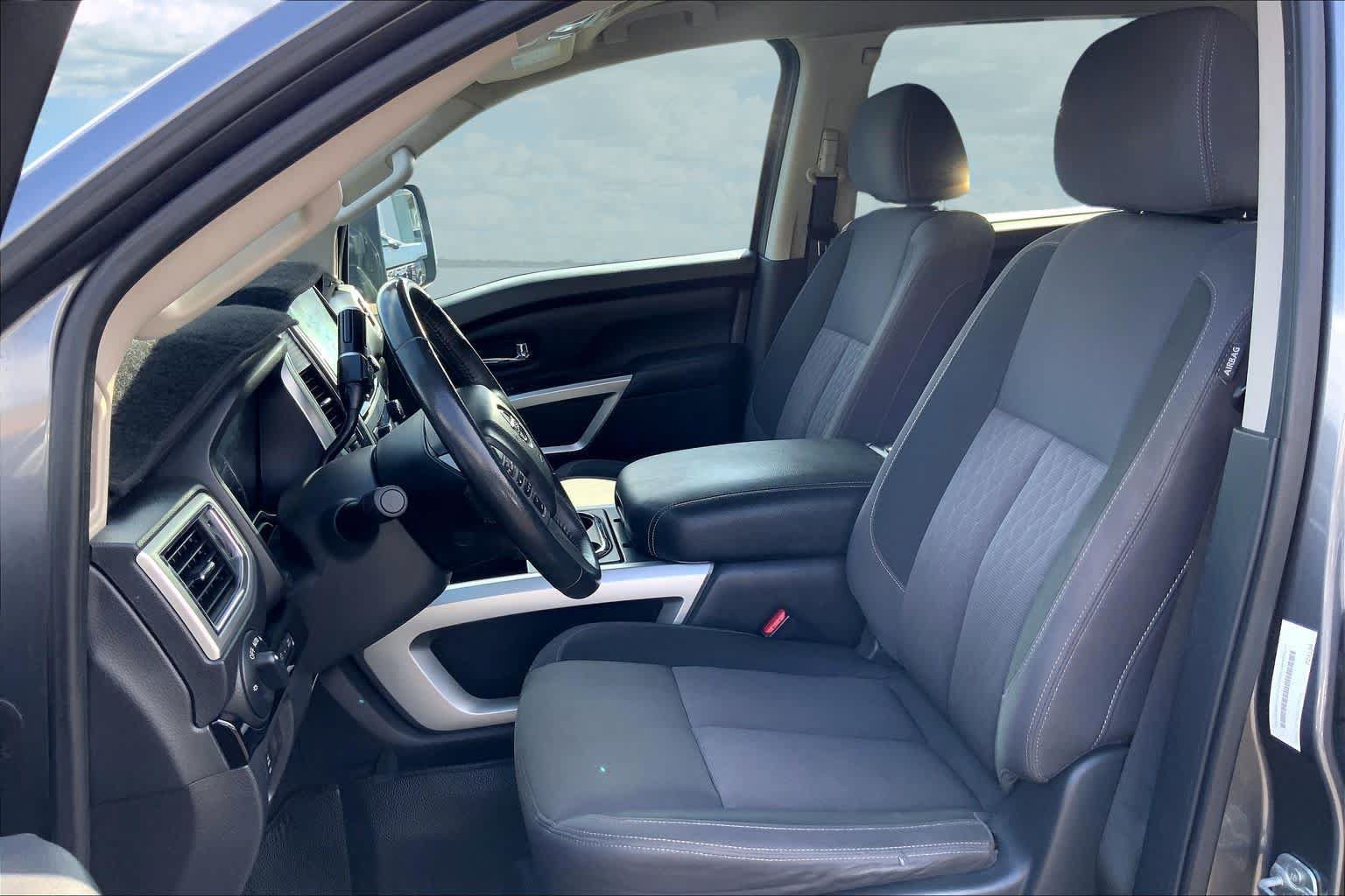 Used 2020 Nissan Titan SV w/ SV Convenience Package RWD image 11