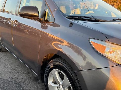 Used 2013 Toyota Sienna LE image 22