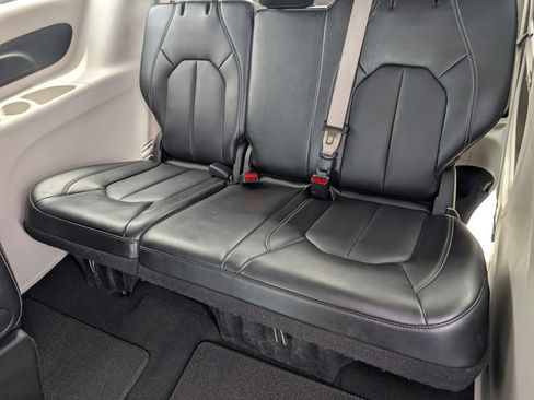 Used 2024 Chrysler Pacifica Touring-L FWD image 29