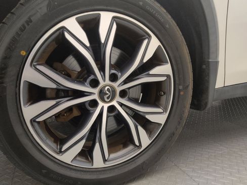 Used 2017 INFINITI QX30 Premium w/ Technology Package image 31