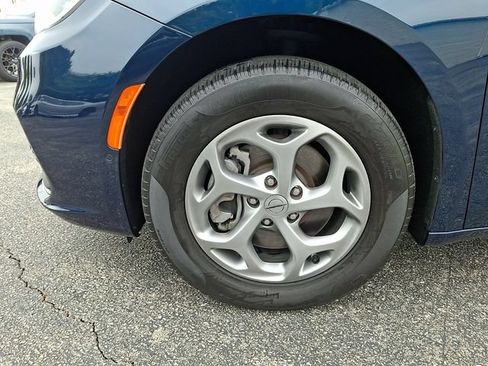 Certified 2022 Chrysler Pacifica Limited w/ Uconnect Theater Family Group AWD/4WD image 28