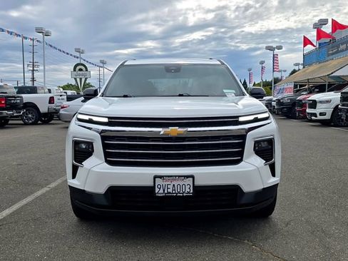 Used 2024 Chevrolet Traverse LT FWD image 2