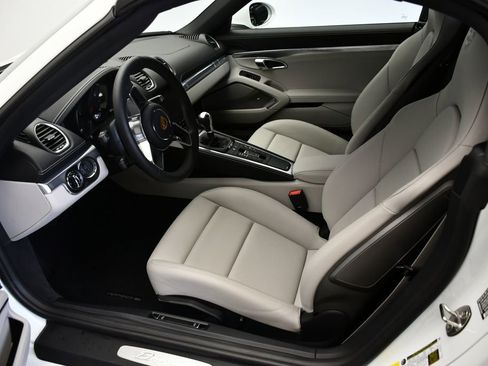Certified 2024 Porsche 718 Boxster RWD image 6