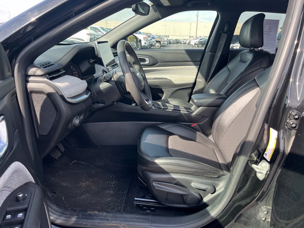 Used 2024 Jeep Compass Latitude AWD/4WD image 6