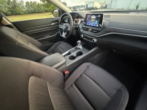 Used 2025 Nissan Altima 2.5 SV FWD image 32
