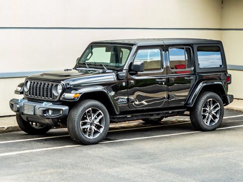 Used 2024 Jeep Wrangler Unlimited AWD/4WD image 3