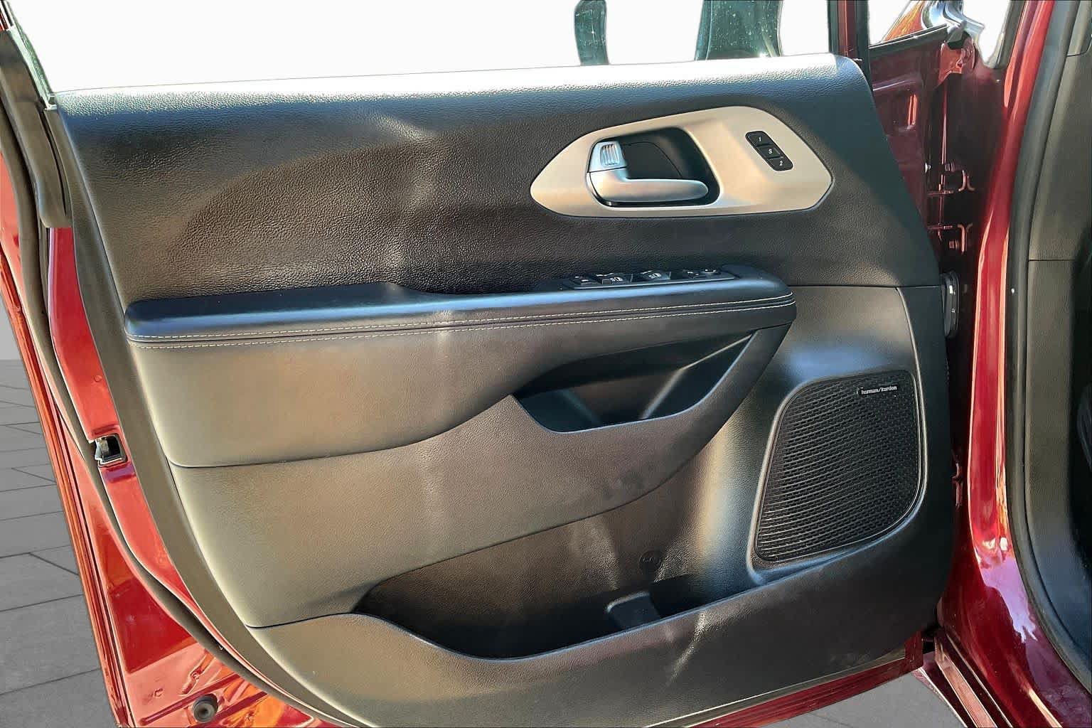 Used 2023 Chrysler Pacifica Limited w/ Uconnect Theater Family Group FWD image 22