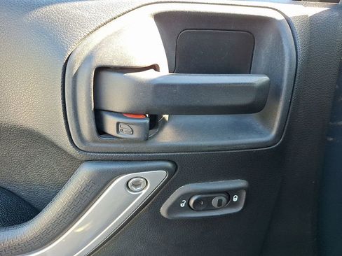 Used 2016 Jeep Wrangler Unlimited Rubicon image 12