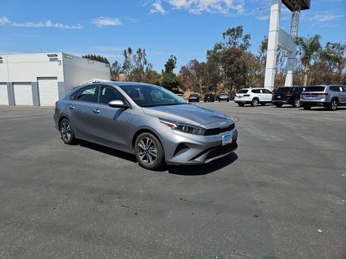 Used 2024 Kia Forte LXS FWD image 3