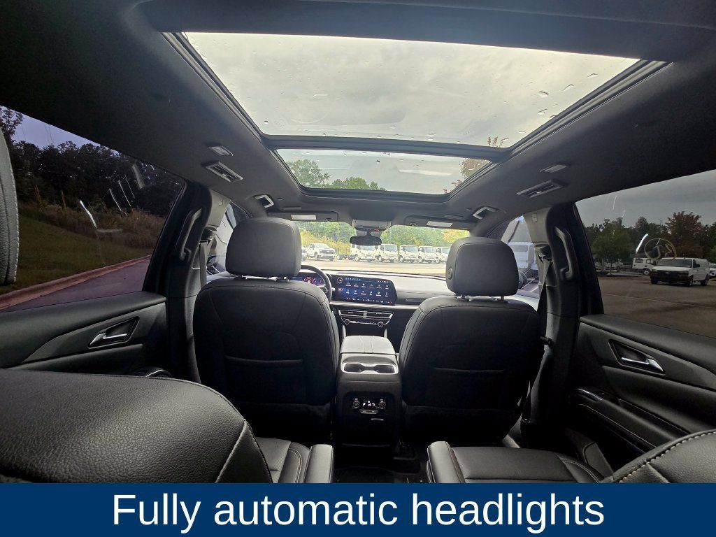 Used 2025 Chevrolet Traverse LT w/ Sun and Wheel Package FWD image 17