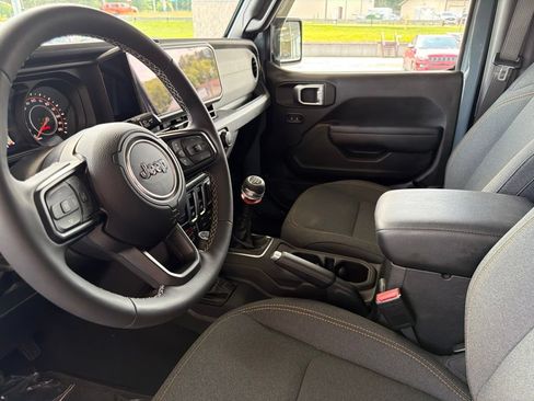 Used 2025 Jeep Wrangler Sport AWD/4WD image 12