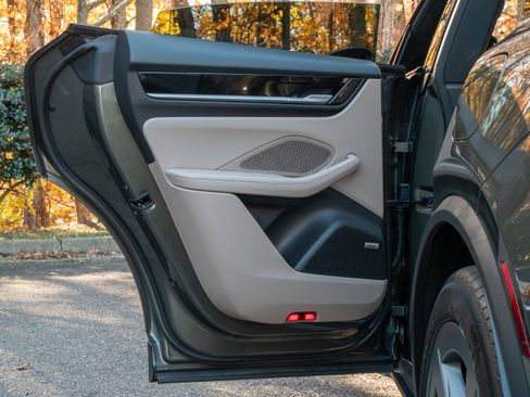 Used 2025 Porsche Macan Electric image 32