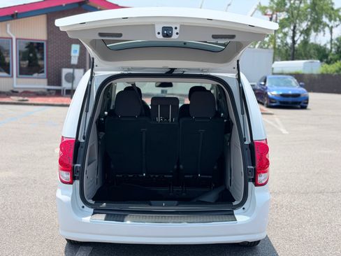 Used 2019 Dodge Grand Caravan SE w/ UConnect Hands-Free Group FWD image 9