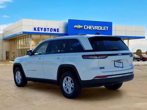 Used 2024 Jeep Grand Cherokee Laredo RWD image 5