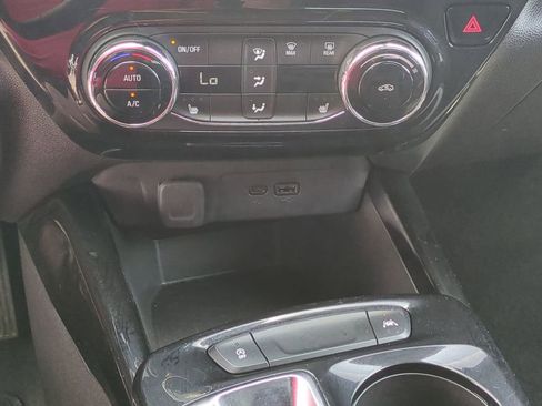 Used 2025 Chevrolet Trax LT w/ LT Convenience Package FWD image 15