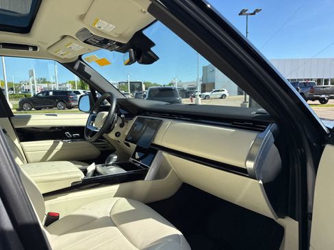 Used 2025 Land Rover Range Rover SE AWD/4WD image 12