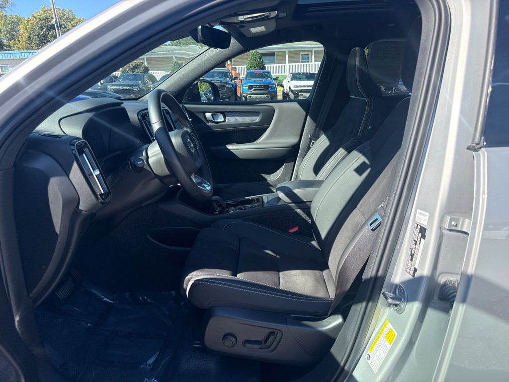 Used 2025 Volvo XC40 B5 Plus AWD/4WD image 9