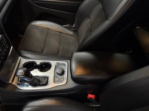 Used 2022 Jeep Grand Cherokee Laredo X AWD/4WD image 17