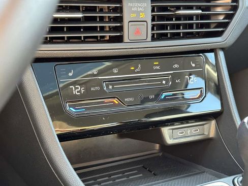 Certified 2025 Volkswagen Jetta SE w/ Sunroof Package image 28