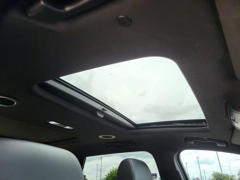 Used 2023 Buick Enclave Essence w/ Experience Buick Package FWD image 9