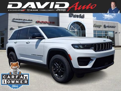 Used 2022 Jeep Grand Cherokee Laredo w/ Luxury Tech Group I AWD/4WD image 1