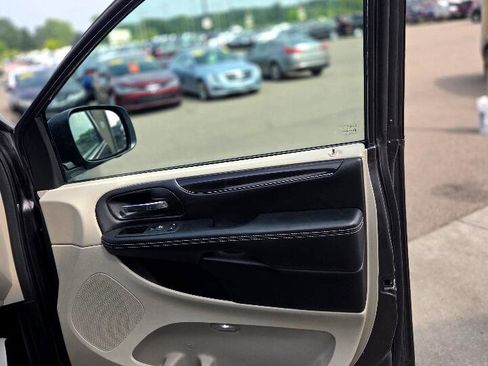 Used 2019 Dodge Grand Caravan SXT image 14