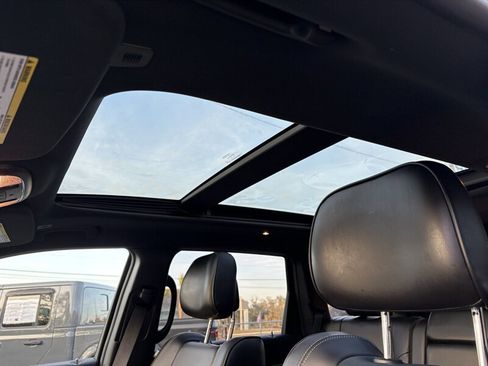 Used 2017 Jeep Grand Cherokee Overland image 18