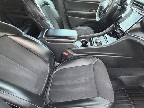 Used 2024 Jeep Grand Cherokee Altitude image 15