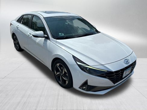 Used 2022 Hyundai Elantra SEL w/ Convenience + Premium Package FWD image 3