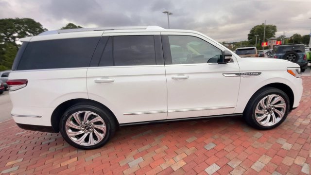 Used 2024 Lincoln Navigator Premiere AWD/4WD image 2