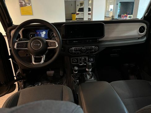 Used 2025 Jeep Wrangler Unlimited Sahara AWD/4WD image 33