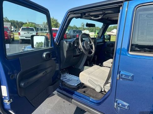 Used 2009 Jeep Wrangler Unlimited Rubicon w/ Dual Top Group AWD/4WD image 18