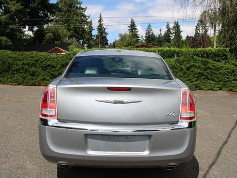 Used 2011 Chrysler 300 C RWD image 12