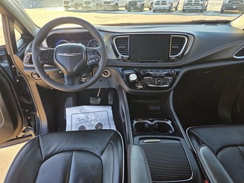 Used 2025 Chrysler Pacifica Limited image 8
