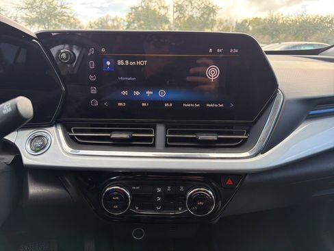 Used 2025 Chevrolet Trax LT w/ LT Convenience Package image 14