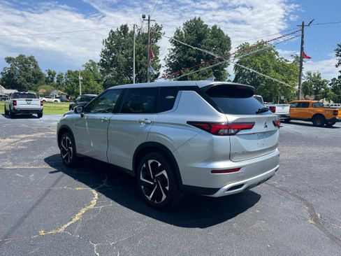 Used 2023 Mitsubishi Outlander SE FWD image 3