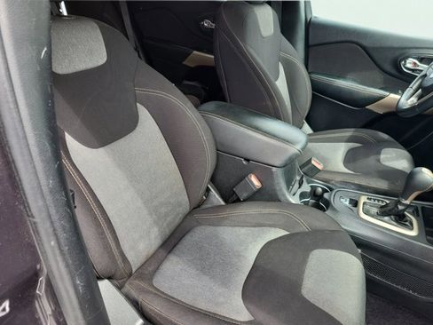 Used 2017 Jeep Cherokee Sport image 17