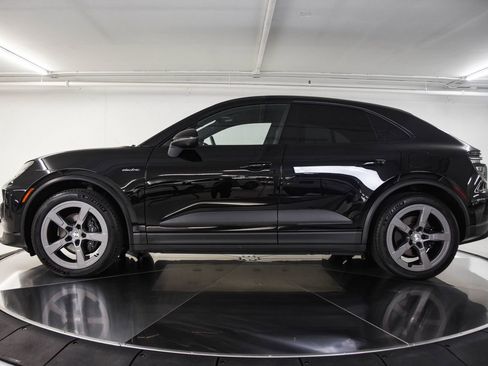 Certified 2025 Porsche Macan Electric image 2