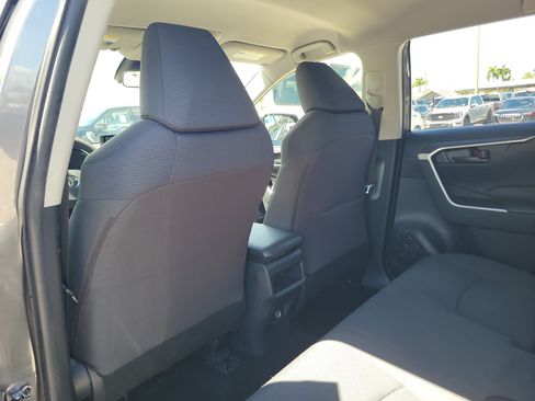 Used 2019 Toyota RAV4 LE FWD image 15