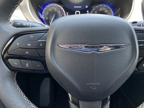 Used 2025 Chrysler Pacifica Limited FWD image 16