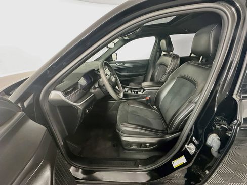 Used 2023 Jeep Grand Cherokee Altitude AWD/4WD image 20