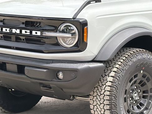 New 2026 Ford Bronco Outer Banks w/ Sasquatch Package AWD/4WD image 2